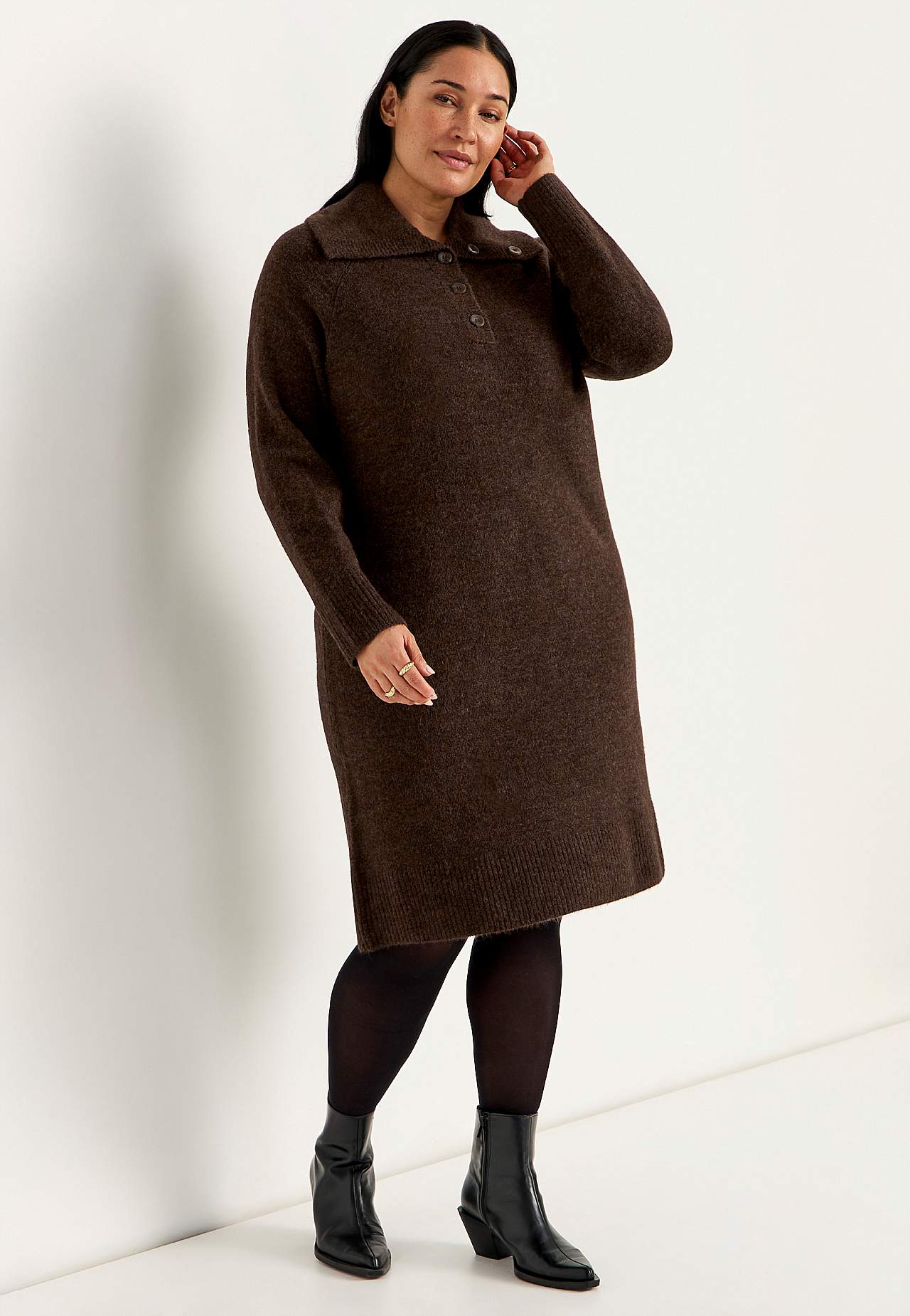 Neulottu mekko kauluksella